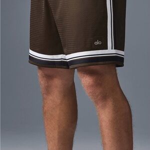 ALO Yoga Men's Espresso 7” Mesh Basketball Shorts with White Trim New w/Tags $88